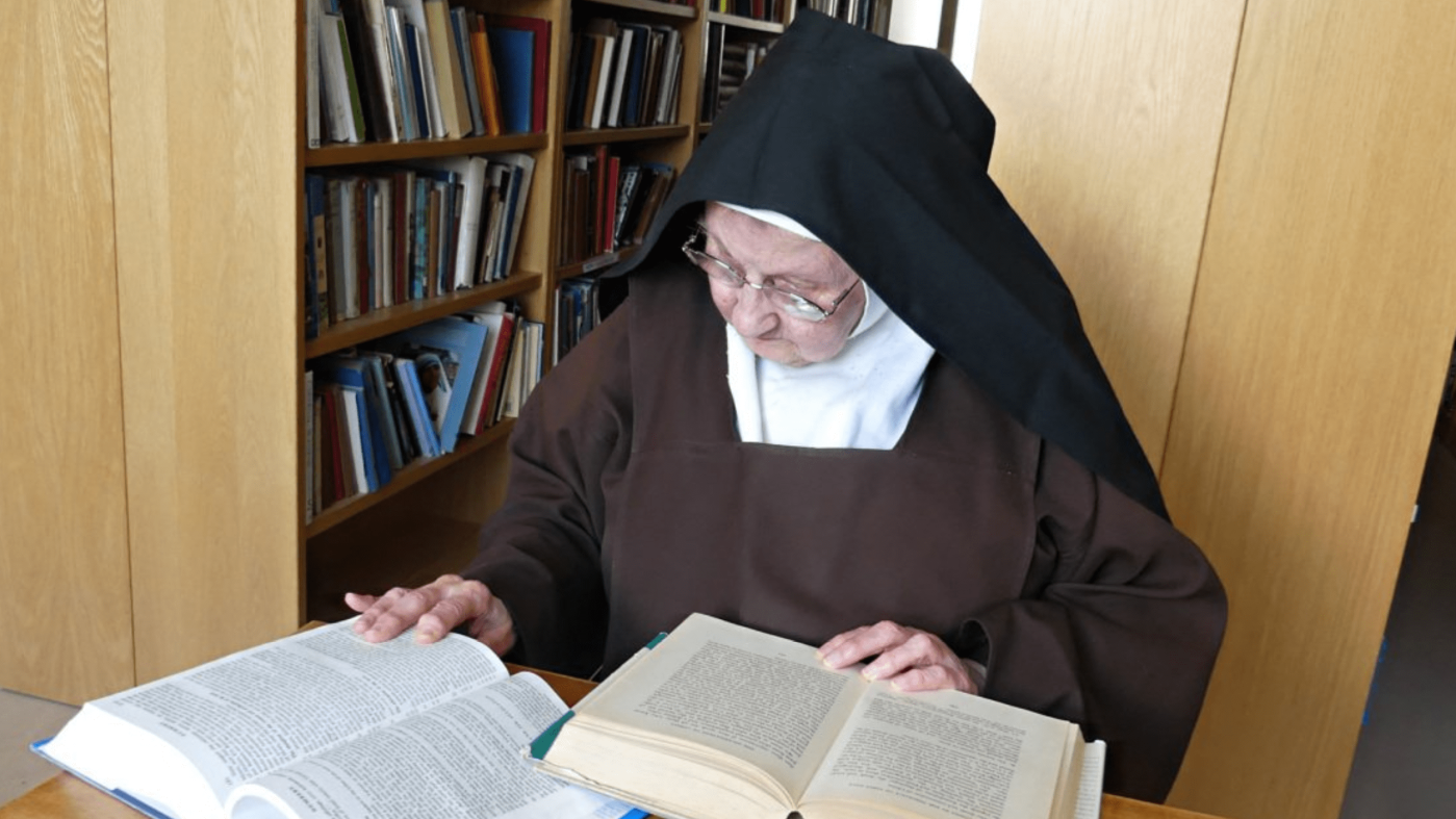 karmelietes leest bijbel