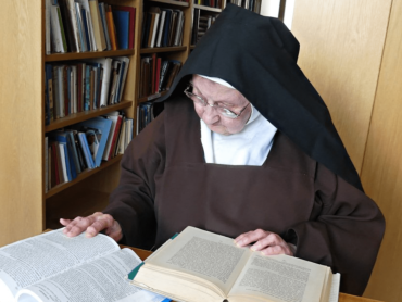 karmelietes leest bijbel